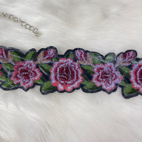 🍃NWOT Embroidered Floral Patch Choker Necklace Pink Green Black Adjustable OSFM - Picture 8 of 16